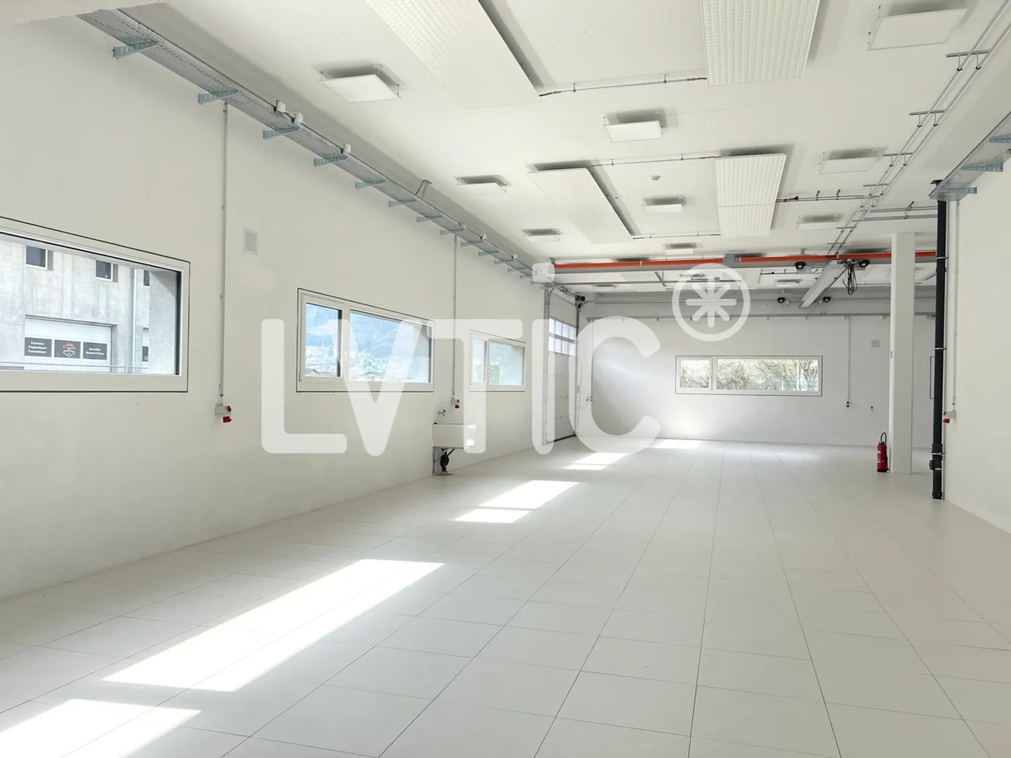 Bâtiment industriel, ateliers, bureaux à vendre de 1710 m2 à Collombey - Photo 3 sur 13