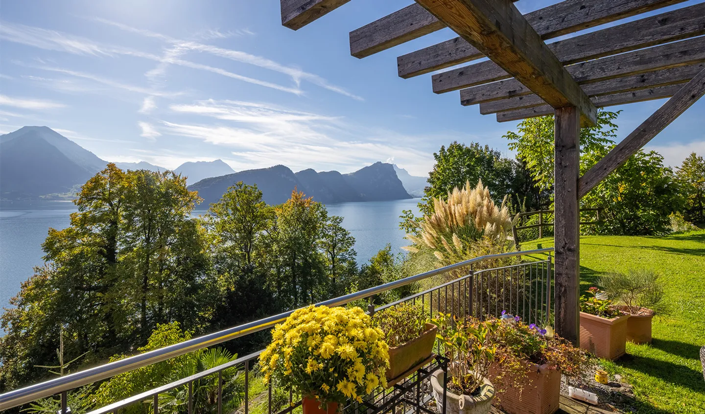 Loge at Lake Lucerne – Living with Sun, Lake and Mountain View - Photo 7 of 11