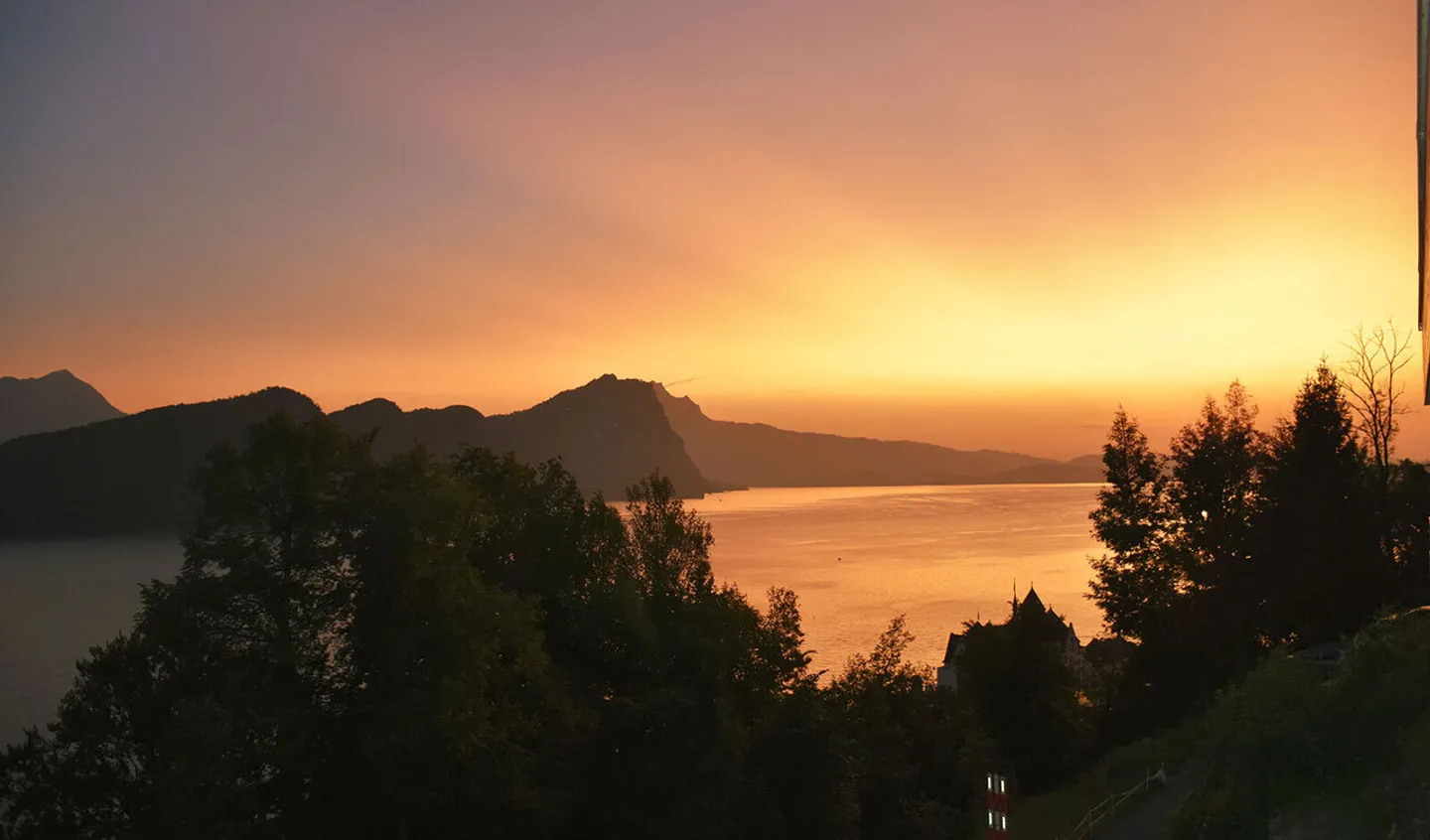 Loge at Lake Lucerne – Living with Sun, Lake and Mountain View - Photo 9 of 11