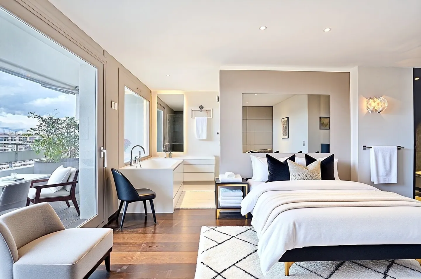 Duplex penthouse with extraordinary panoramic view! - Photo 3 of 7