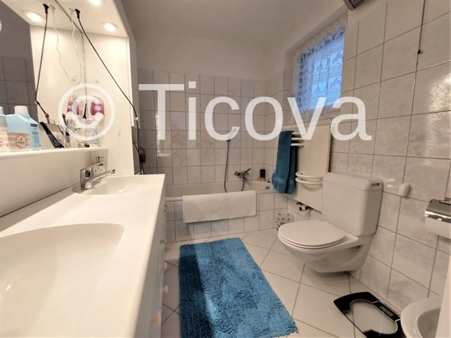 Elegant Apartment with Lake View - Photo 10 of 13