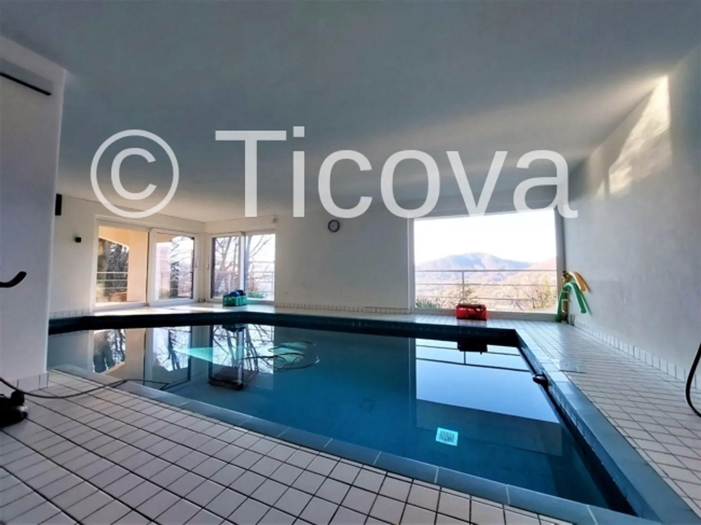 Elegant Apartment with Lake View - Photo 13 of 13