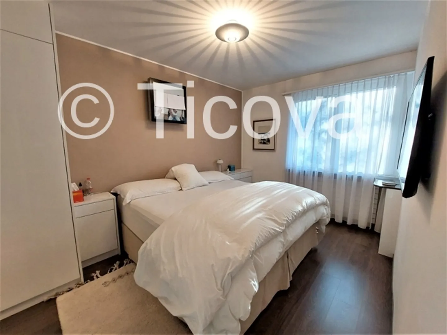 Elegant Apartment with Lake View - Photo 8 of 13