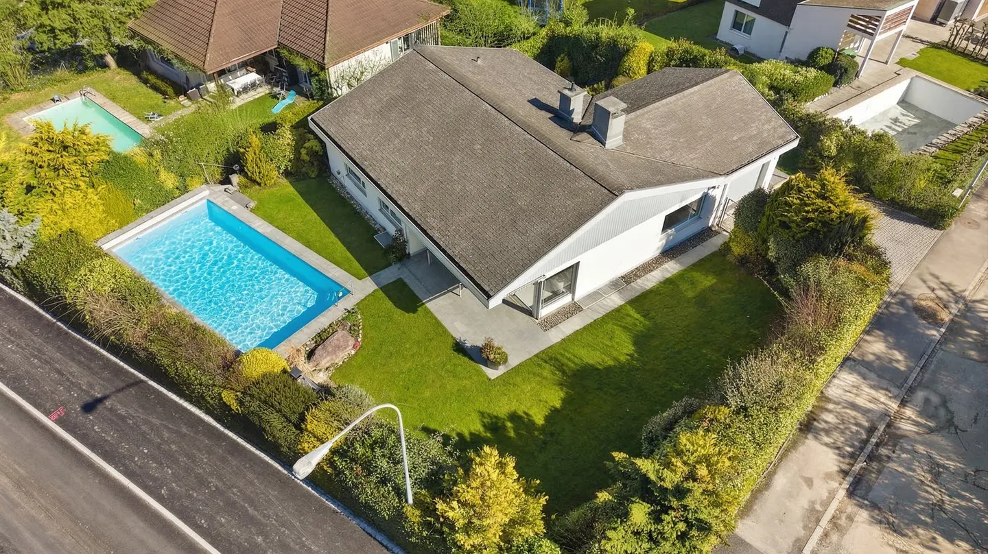 Detached single-family house with pool in Adliswil - Photo 1 of 13