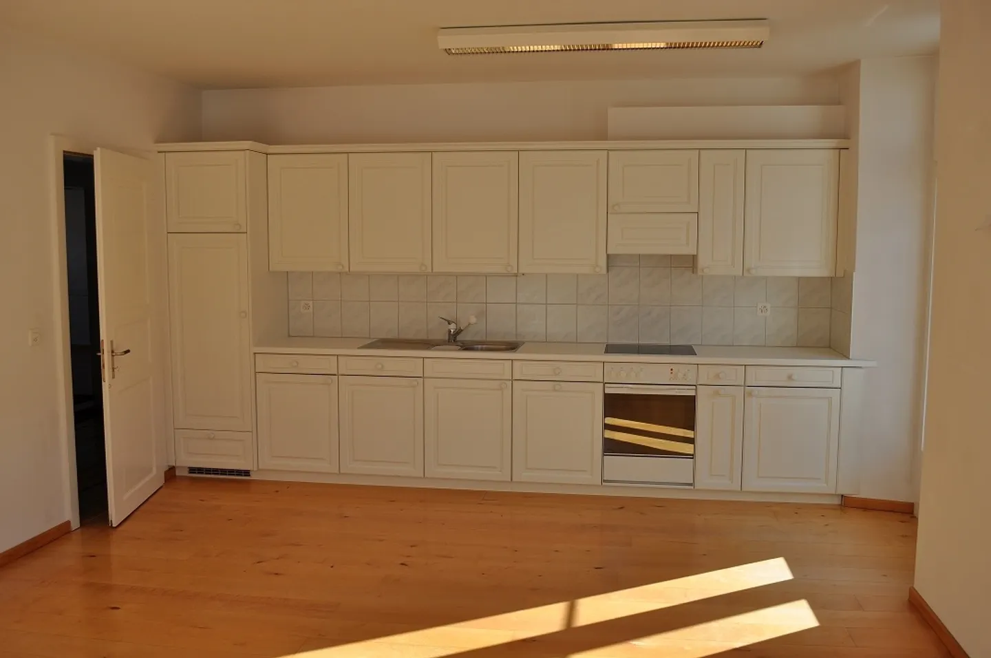 Appartement spacieux de 4 pièces, très central - Photo 2 sur 9