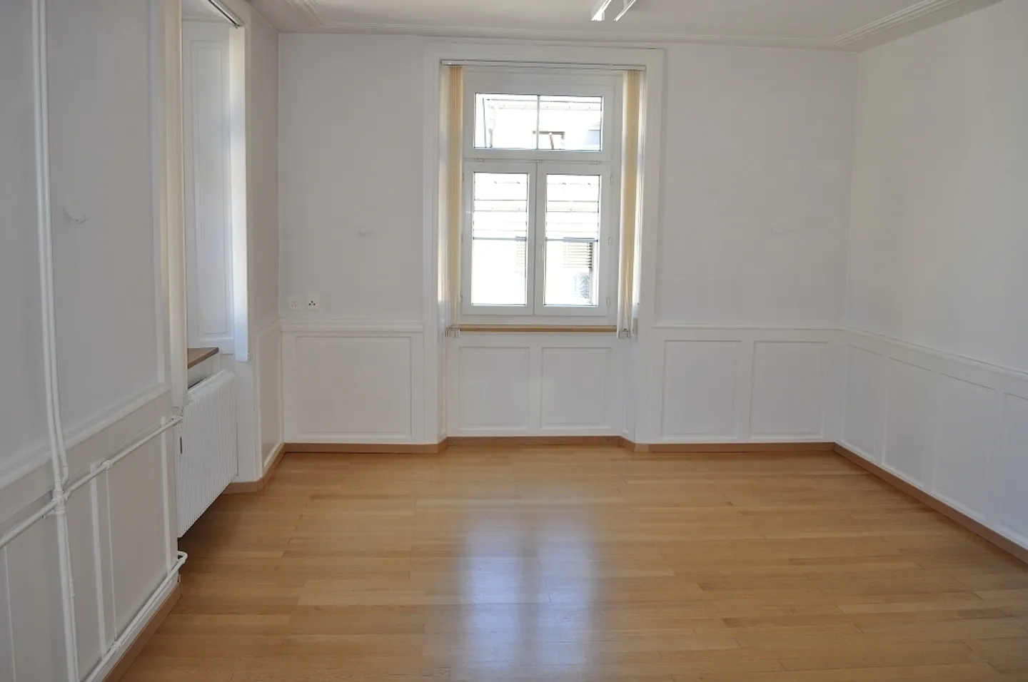 Appartement spacieux de 4 pièces, très central - Photo 4 sur 9