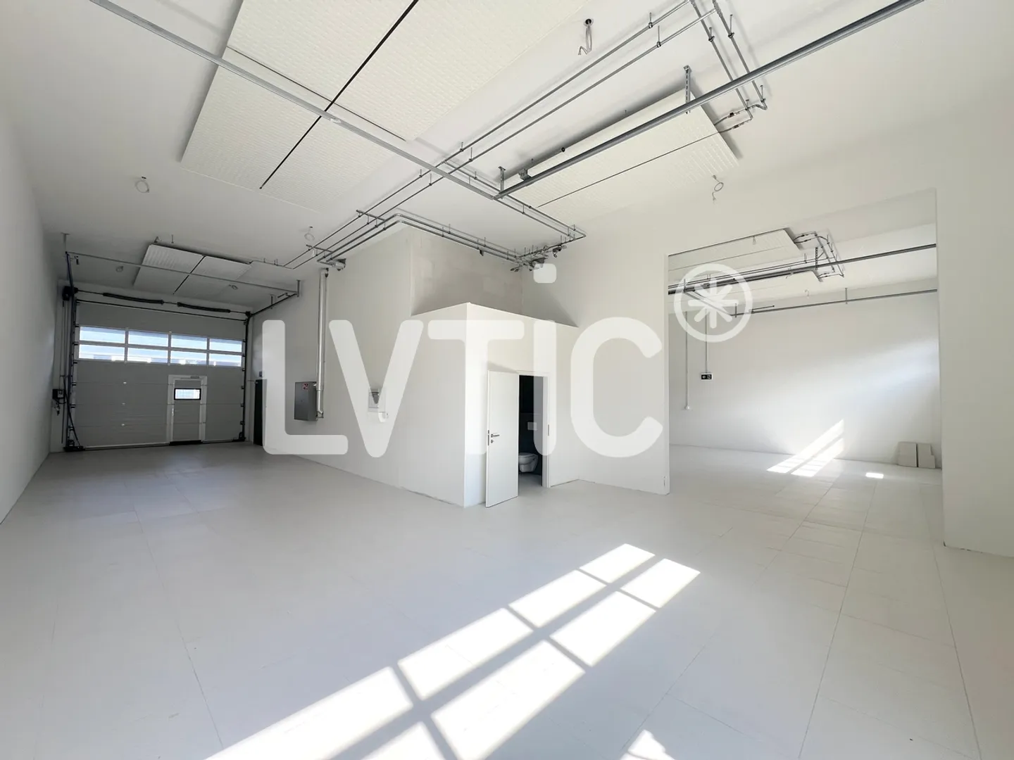 Industrial building, workshops, offices of 847 m2 for sale in Collombey - Photo 3 of 11