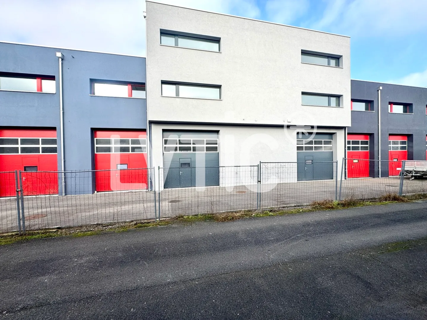 Industrial building, workshops, offices of 847 m2 for sale in Collombey - Photo 2 of 11