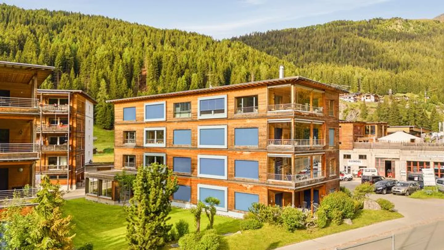 APPARTAMENTO DA GIARDINO 3.5 STANZE DI ALTA QUALITÀ CENTRALE A DAVOS - Foto 7 di 8