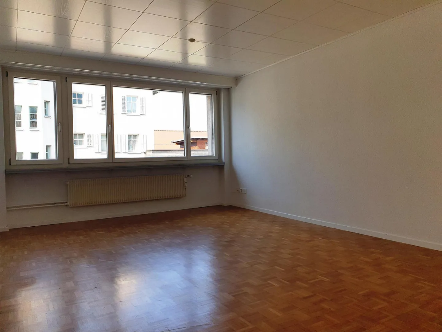 Appartement 4,5 pièces avec très grande terrasse ensoleillée - Photo 2 sur 8