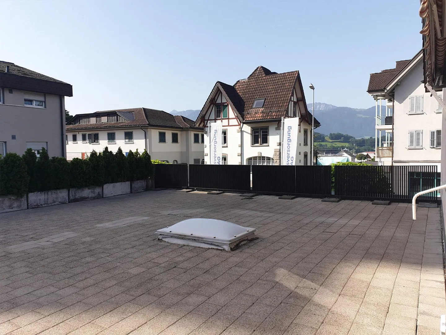 Appartement 4,5 pièces avec très grande terrasse ensoleillée - Photo 3 sur 8