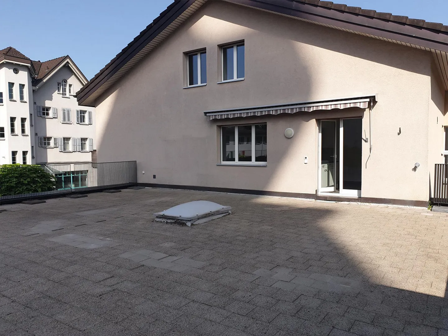 Appartement 4,5 pièces avec très grande terrasse ensoleillée - Photo 4 sur 8