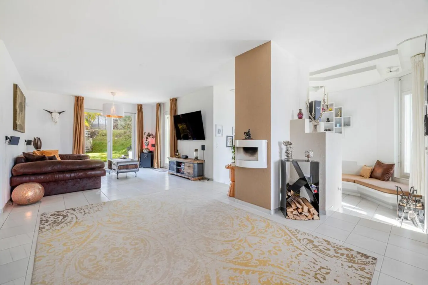 Representative and unique villa in a top residential location with attractive lake view and apartment - Photo 6 of 30