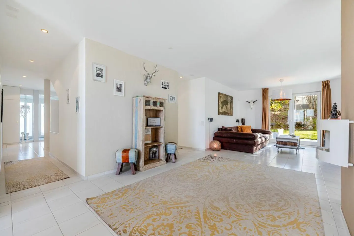 Representative and unique villa in a top residential location with attractive lake view and apartment - Photo 8 of 30