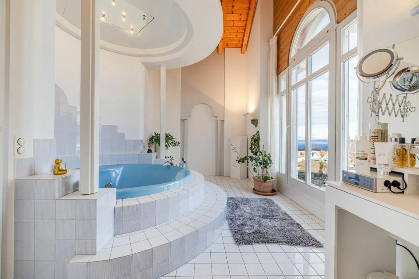 Representative and unique villa in a top residential location with attractive lake view and apartment - Photo 13 of 30