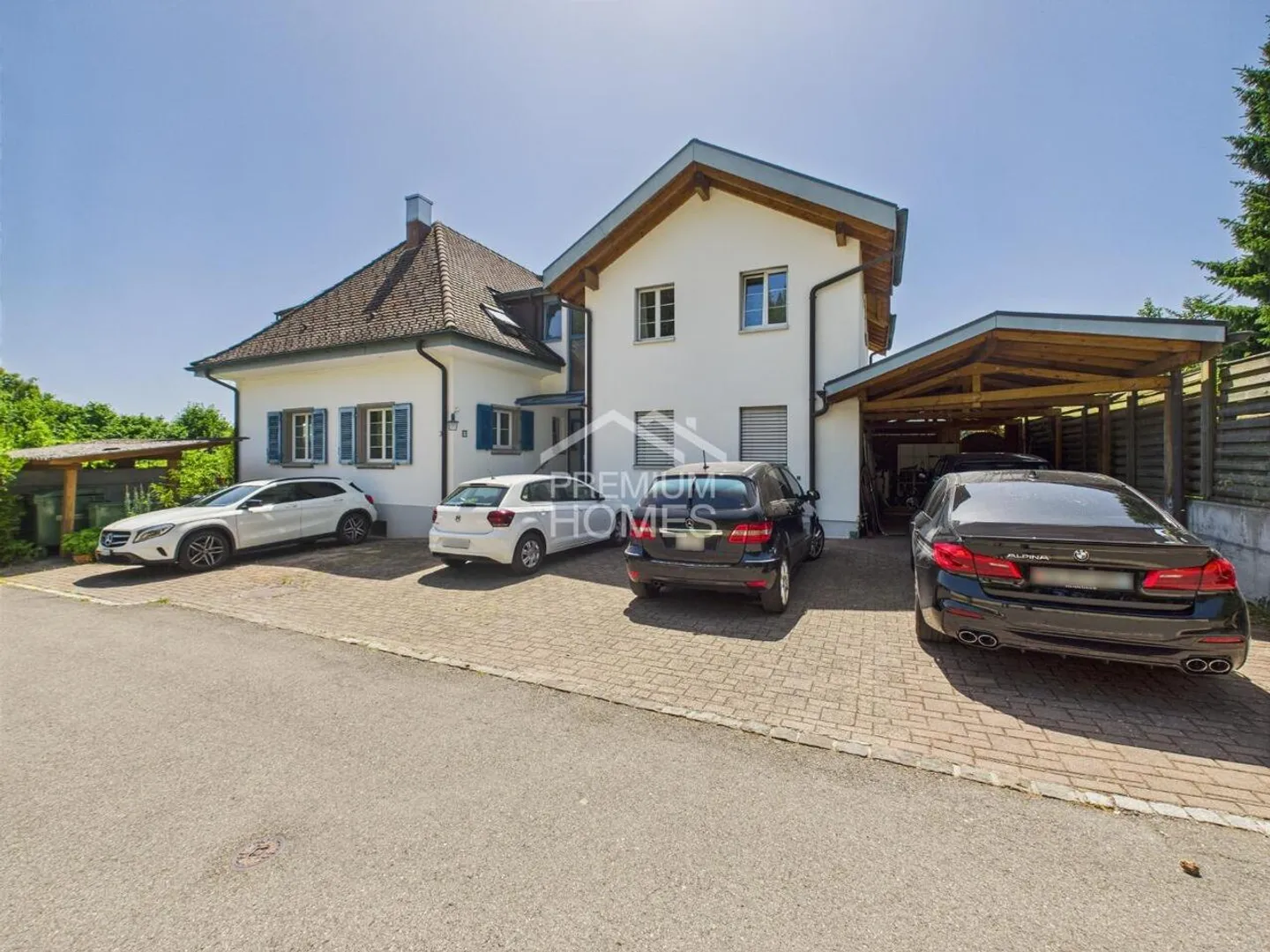Living and Renting in an Exclusive Property - Photo 1 of 10