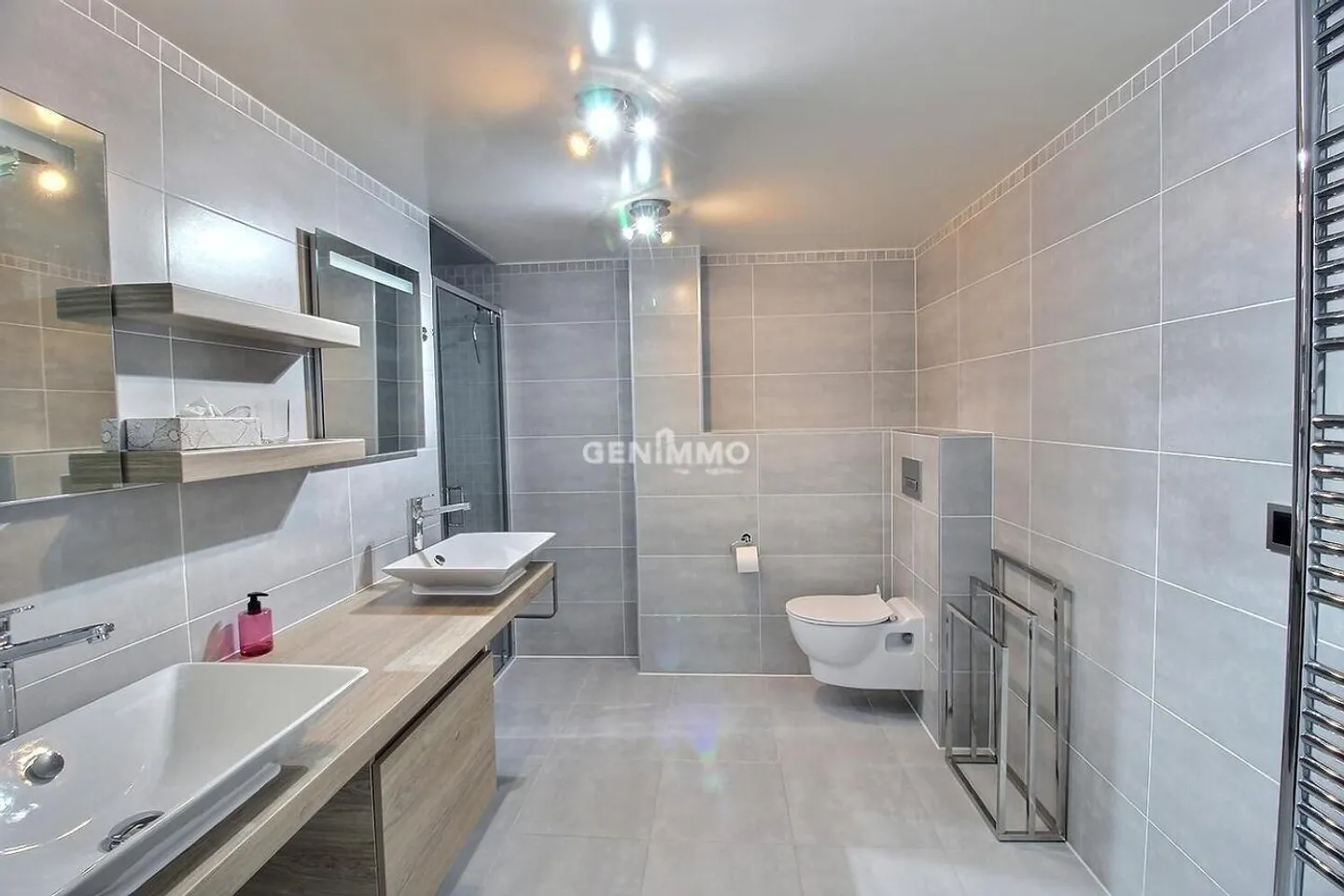 Charming Single-Storey Villa with Lake View - Photo 3 of 8