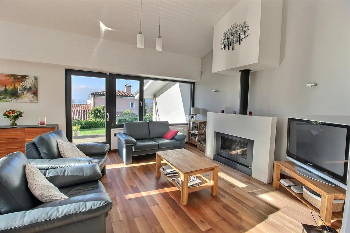 Charming Single-Storey Villa with Lake View - Photo 4 of 8