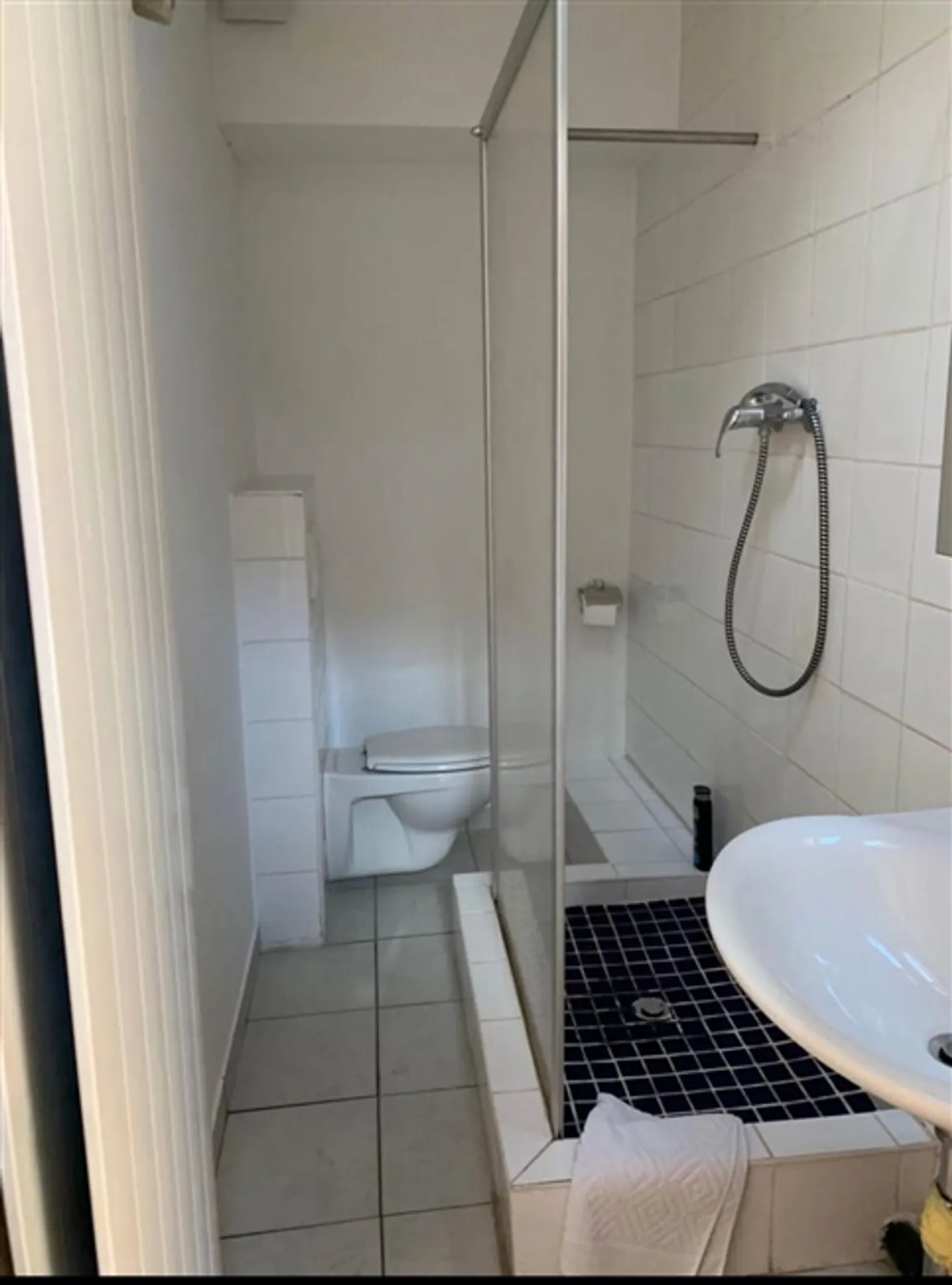 Piccolo studio arredato al primo piano (vicino a Sallaz) - Foto 4 di 4