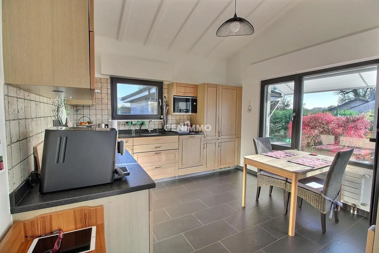 Charming Single-Storey Villa with Lake View - Photo 5 of 8