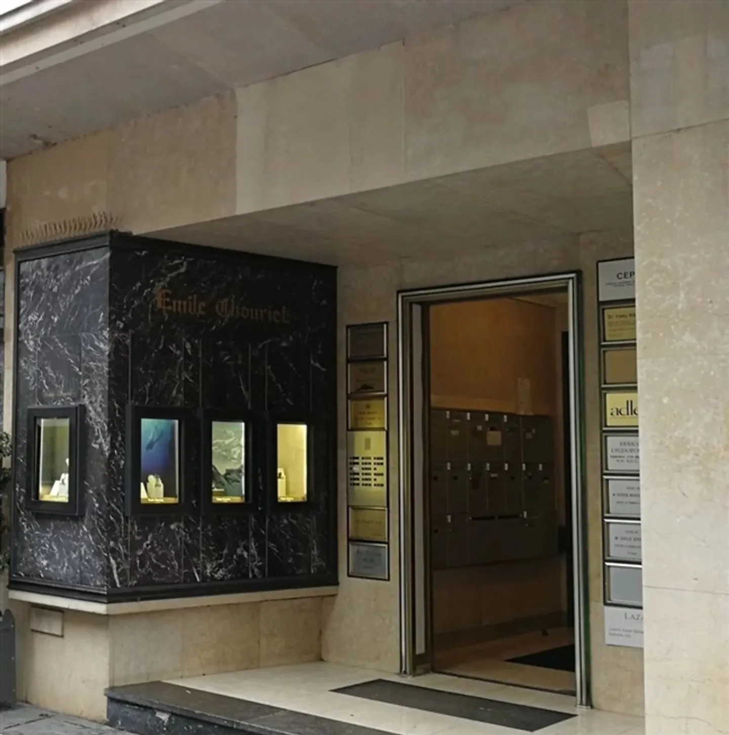 For rent, four small windows on the ground floor. - Photo 2 of 3