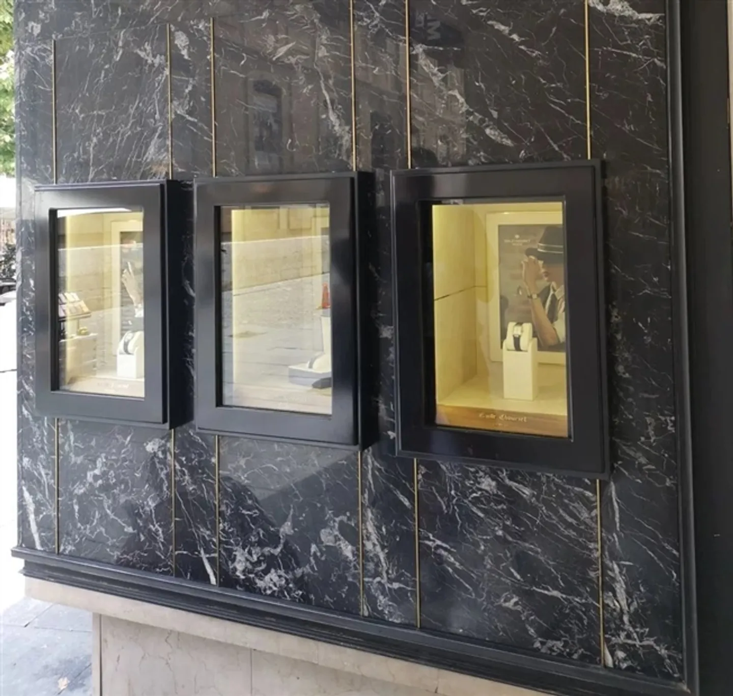 For rent, four small windows on the ground floor. - Photo 3 of 3