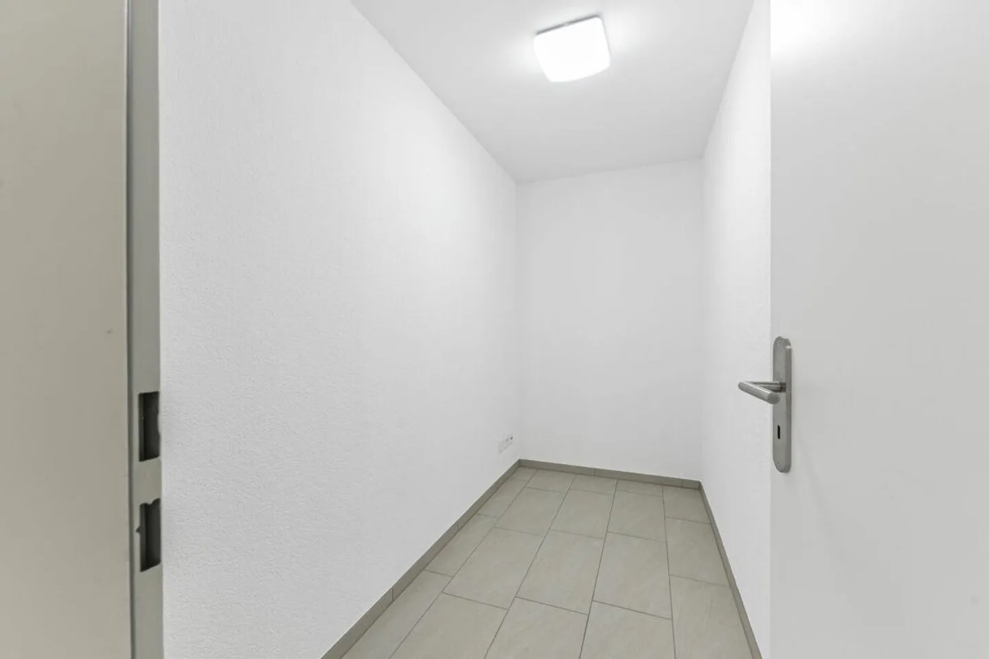 Appartamento 3.5 locali completamente ristrutturato in una buona posizione a Wil SG - Foto 9 di 22