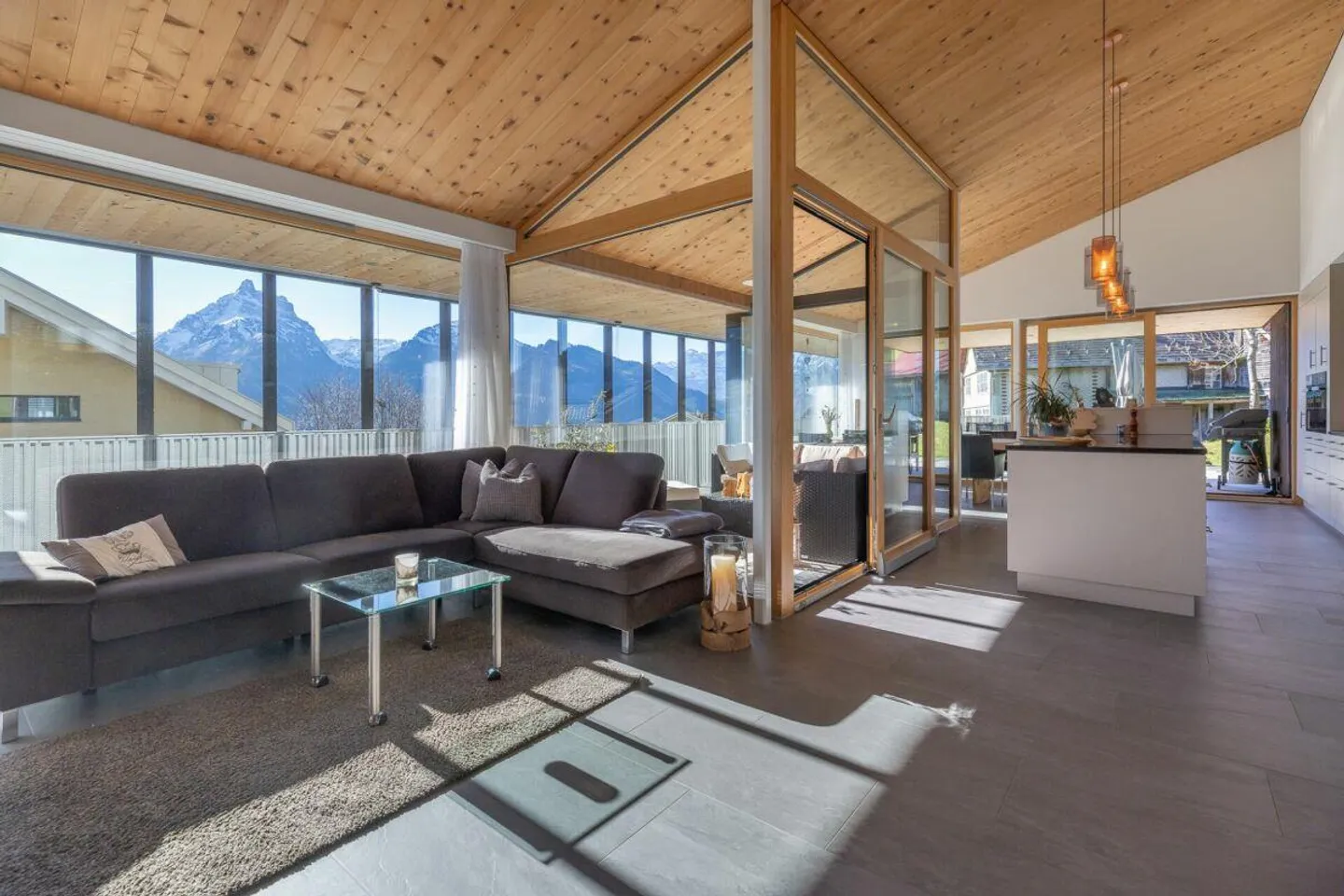 5.5-Room Single-Family Home in a Dreamlike Mountain Setting - Photo 2 of 13