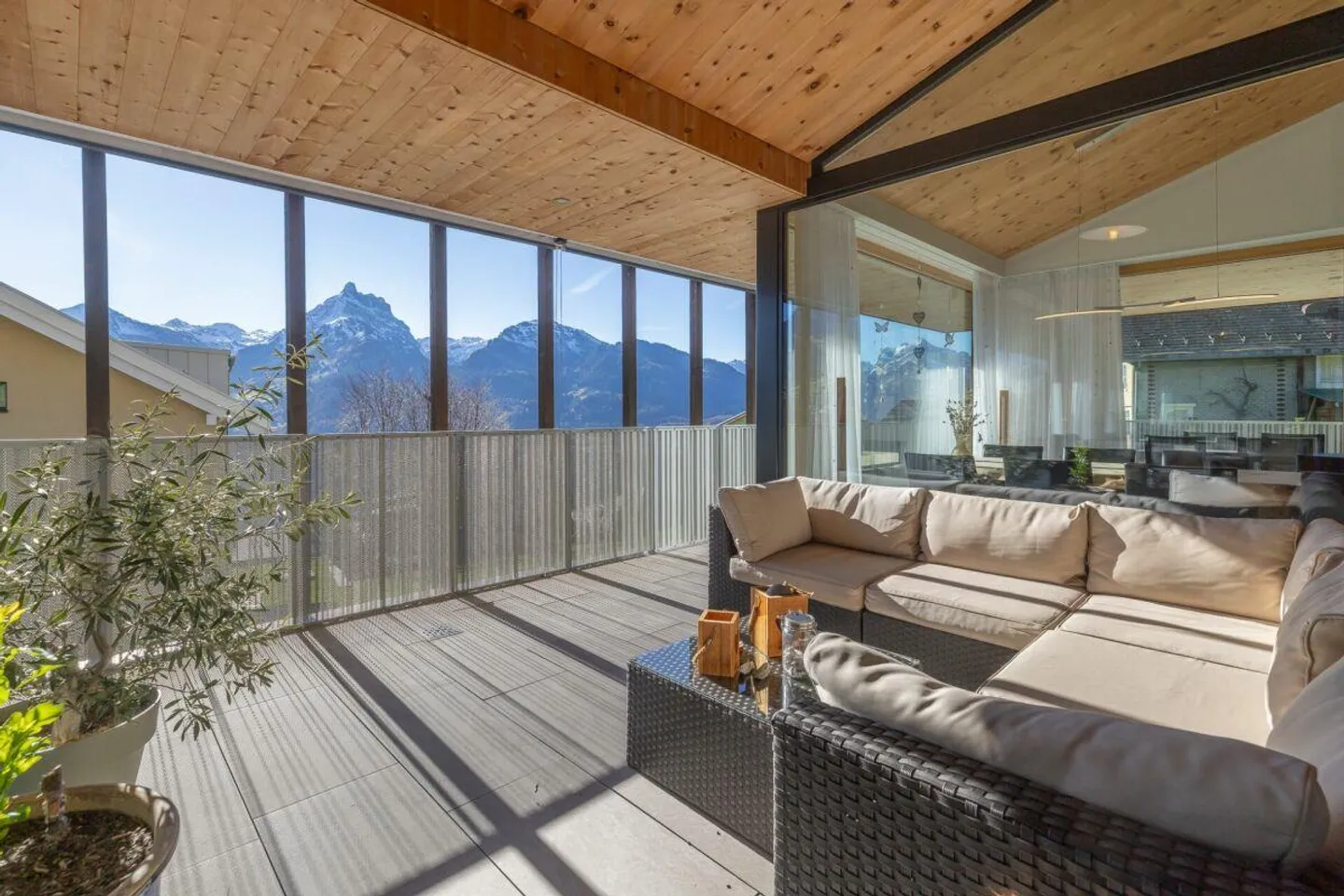5.5-Room Single-Family Home in a Dreamlike Mountain Setting - Photo 3 of 13