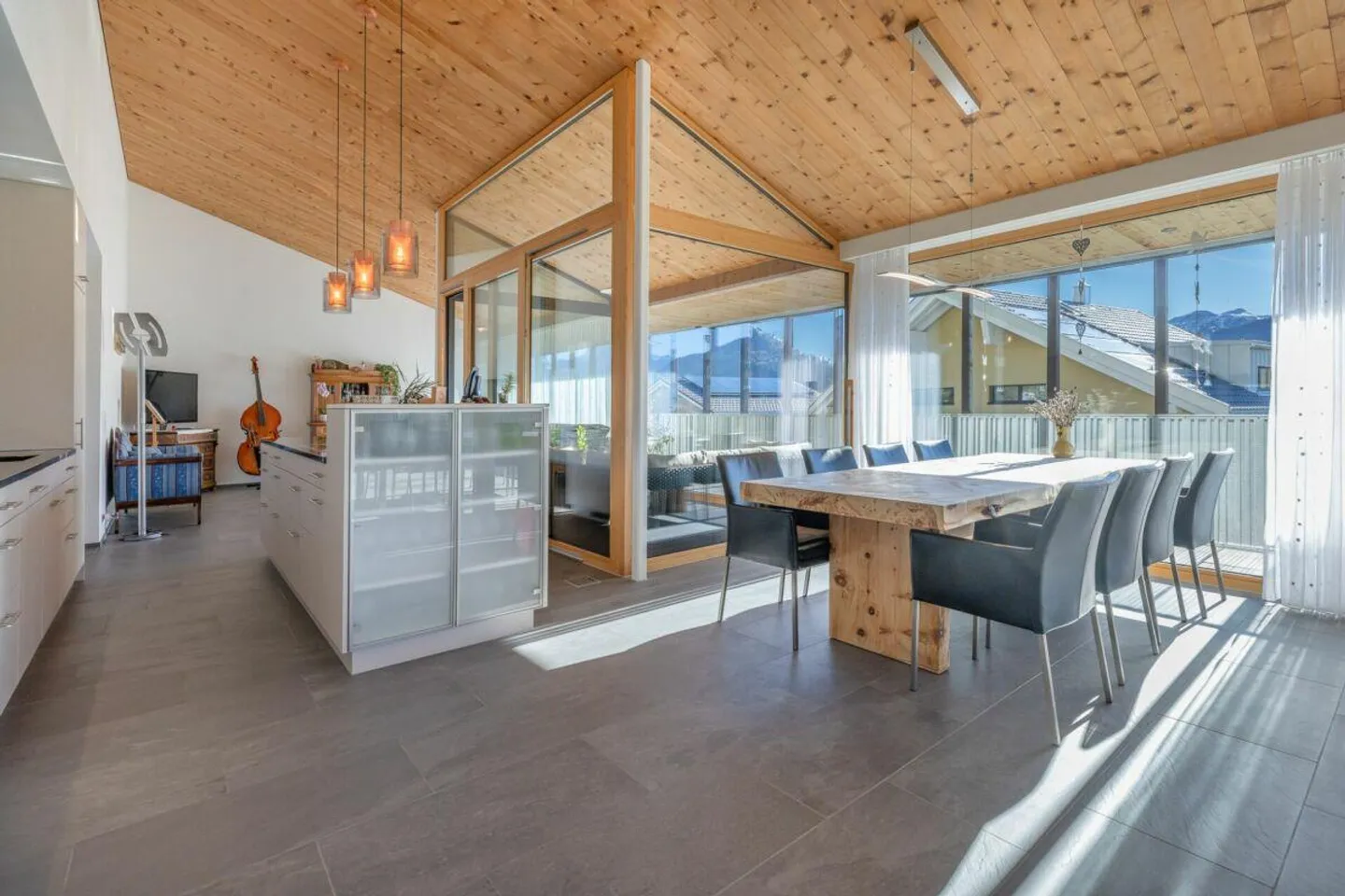 5.5-Room Single-Family Home in a Dreamlike Mountain Setting - Photo 4 of 13