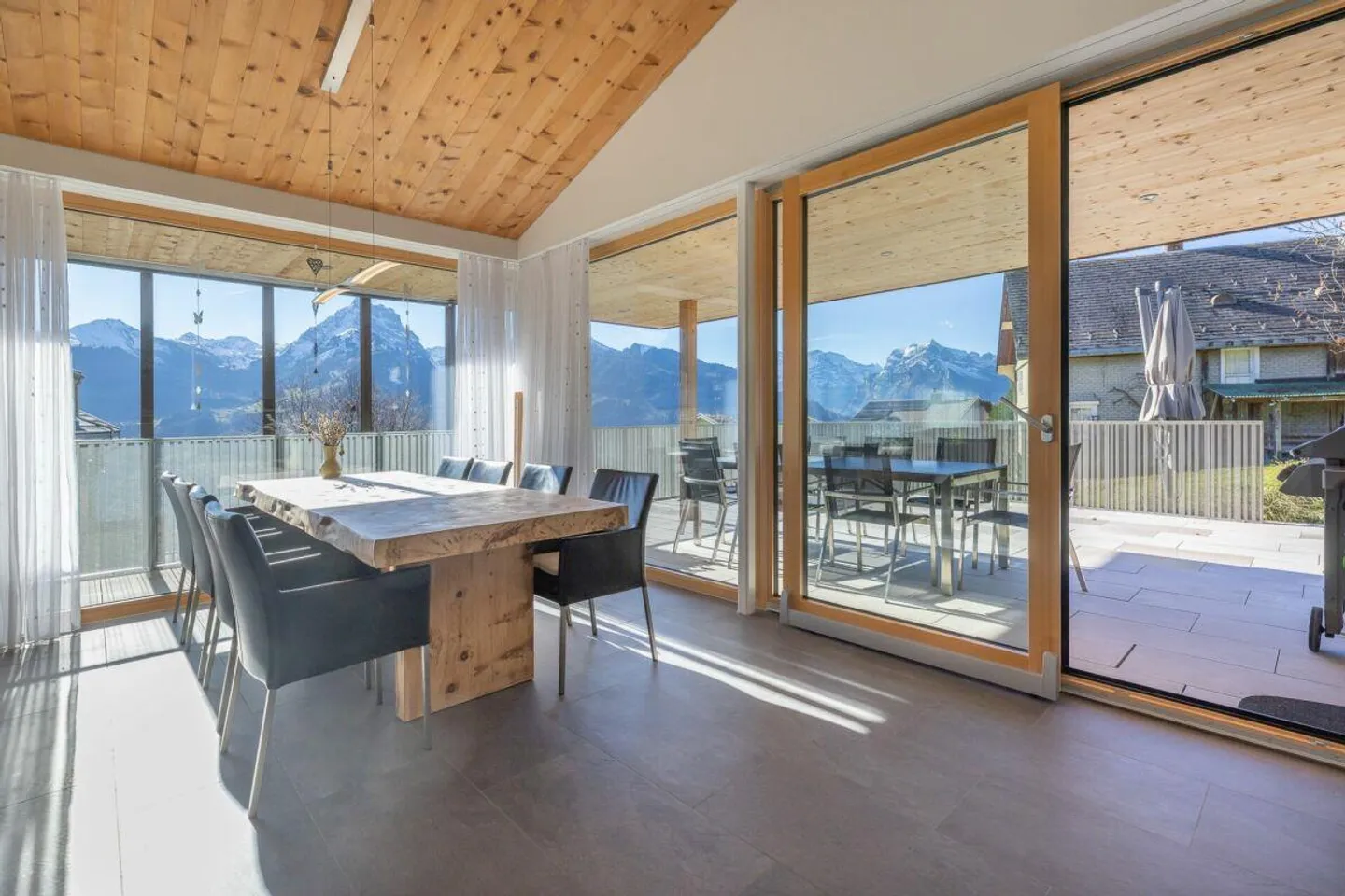 5.5-Room Single-Family Home in a Dreamlike Mountain Setting - Photo 6 of 13