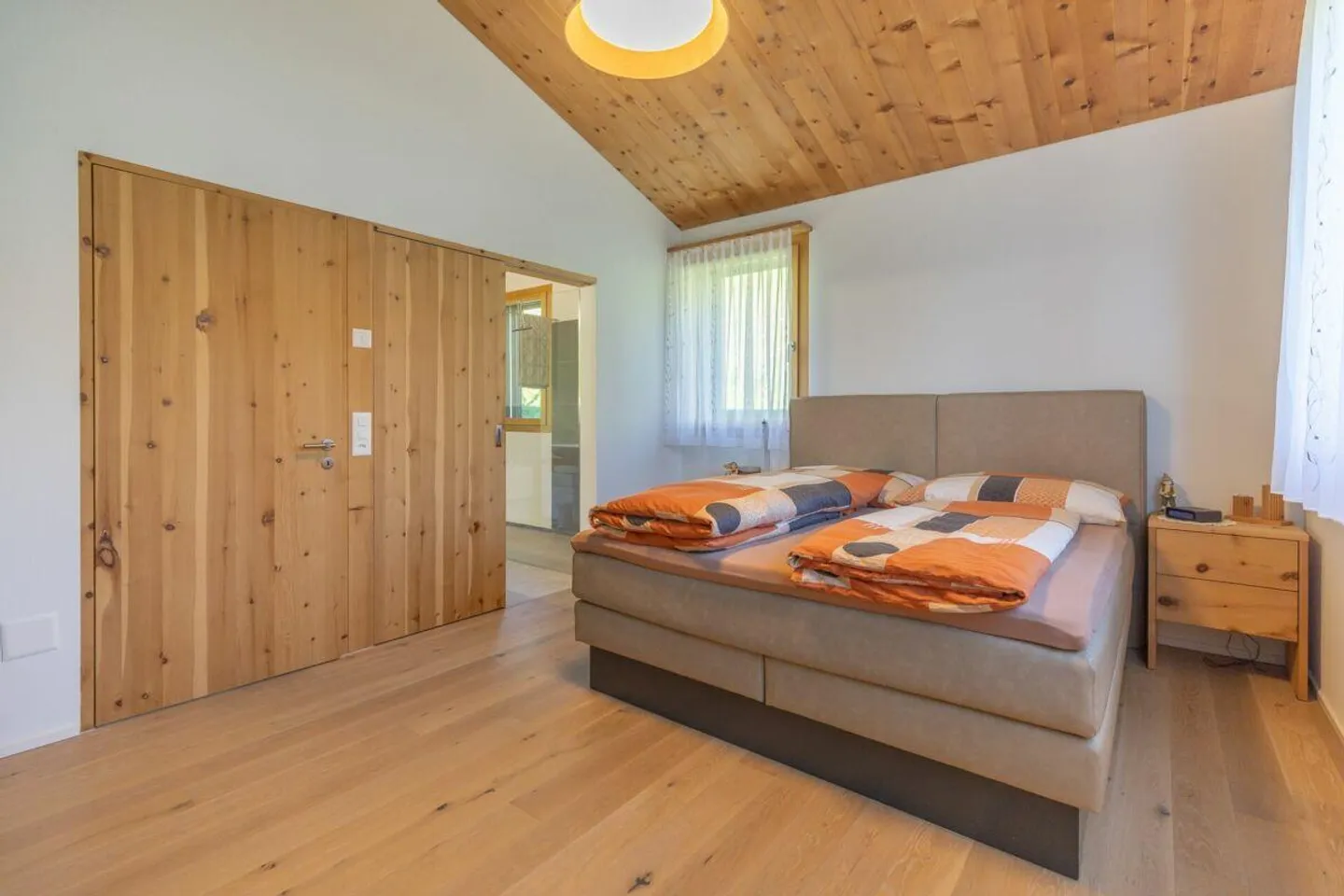 5.5-Room Single-Family Home in a Dreamlike Mountain Setting - Photo 10 of 13