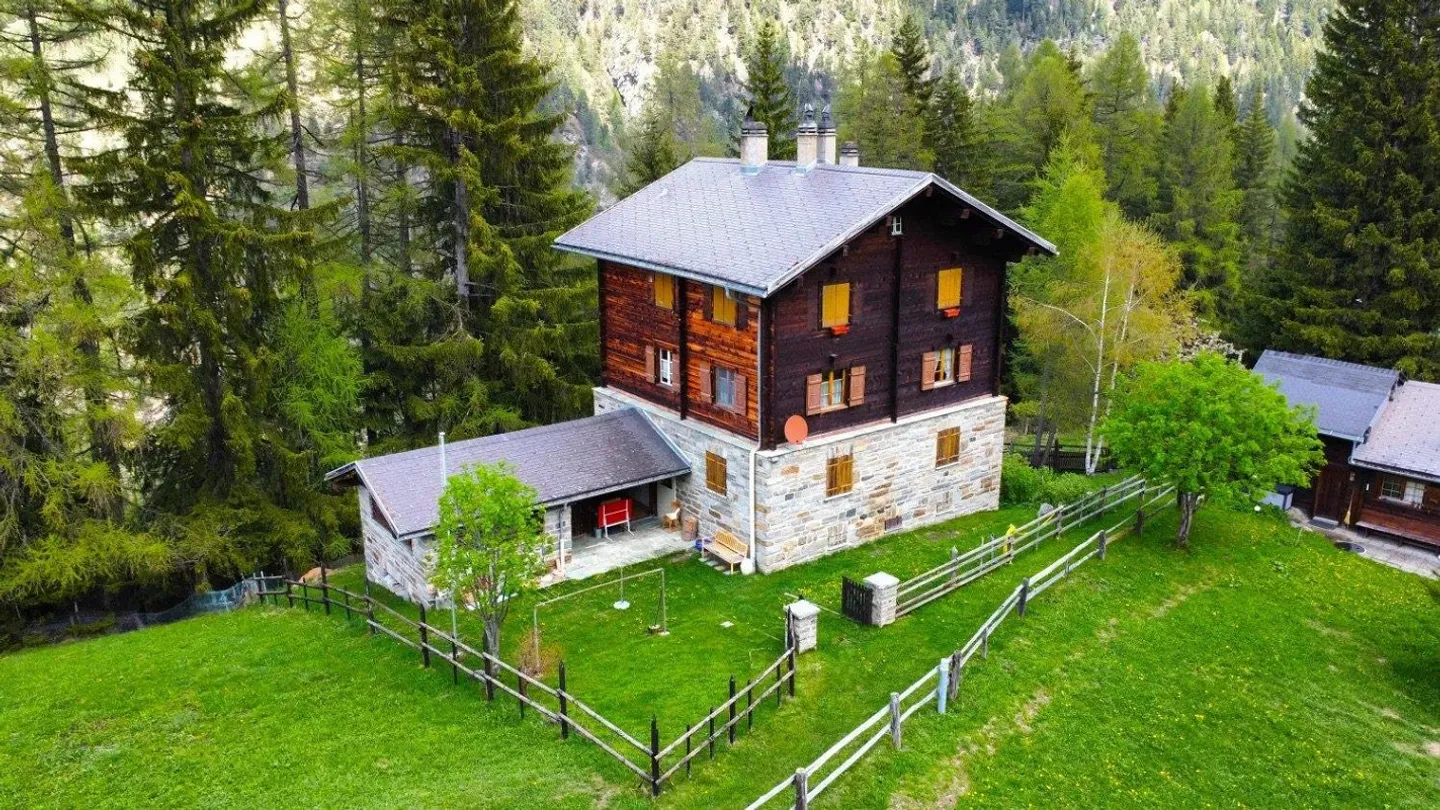 Appartement douillet dans l'ancienne douane de la région du Simplon - Photo 2 sur 13