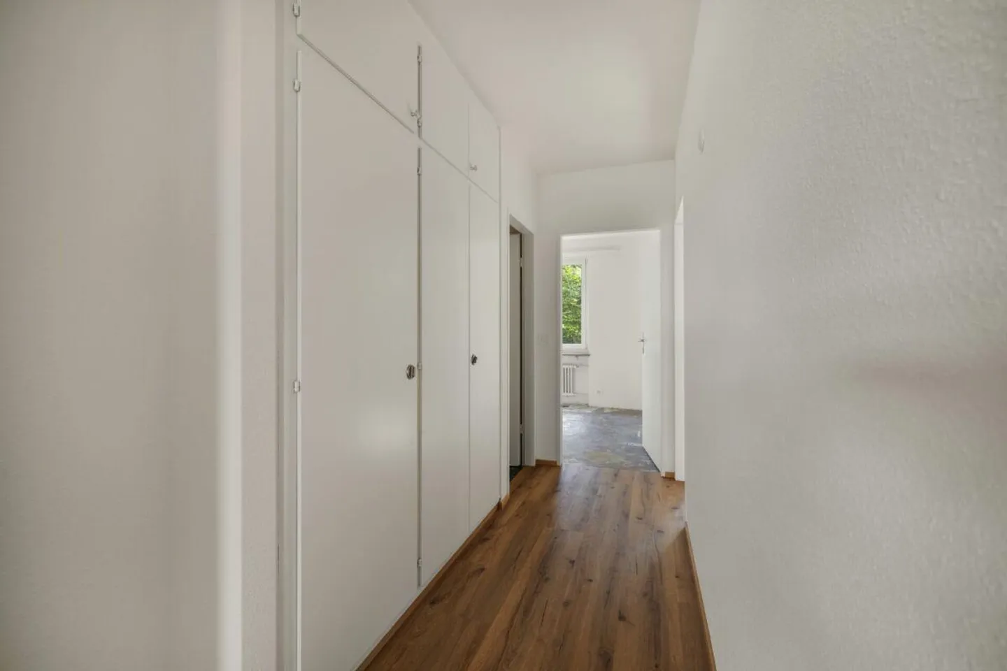 Ideale 3.5 Zimmer-Wohnung mit Ausbaupotential - Balkon und eigene Garagenbox - Foto 3 von 18