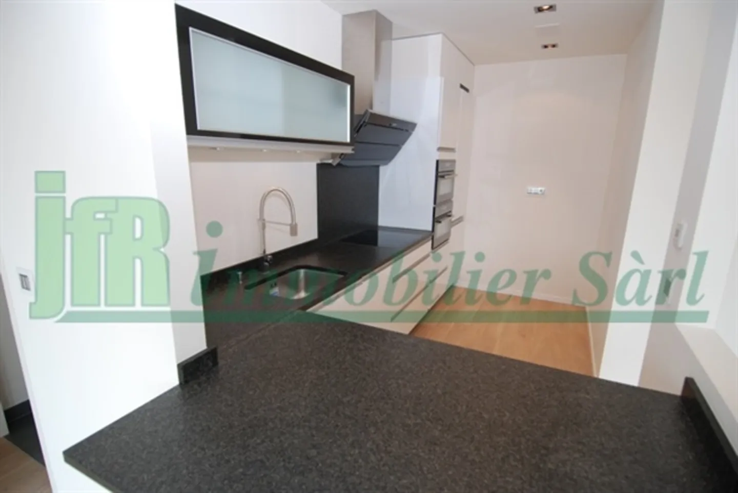 Magnificent and luxurious 2.5-room apartment in OUCHY, with a magnificent view - Photo 6 of 7