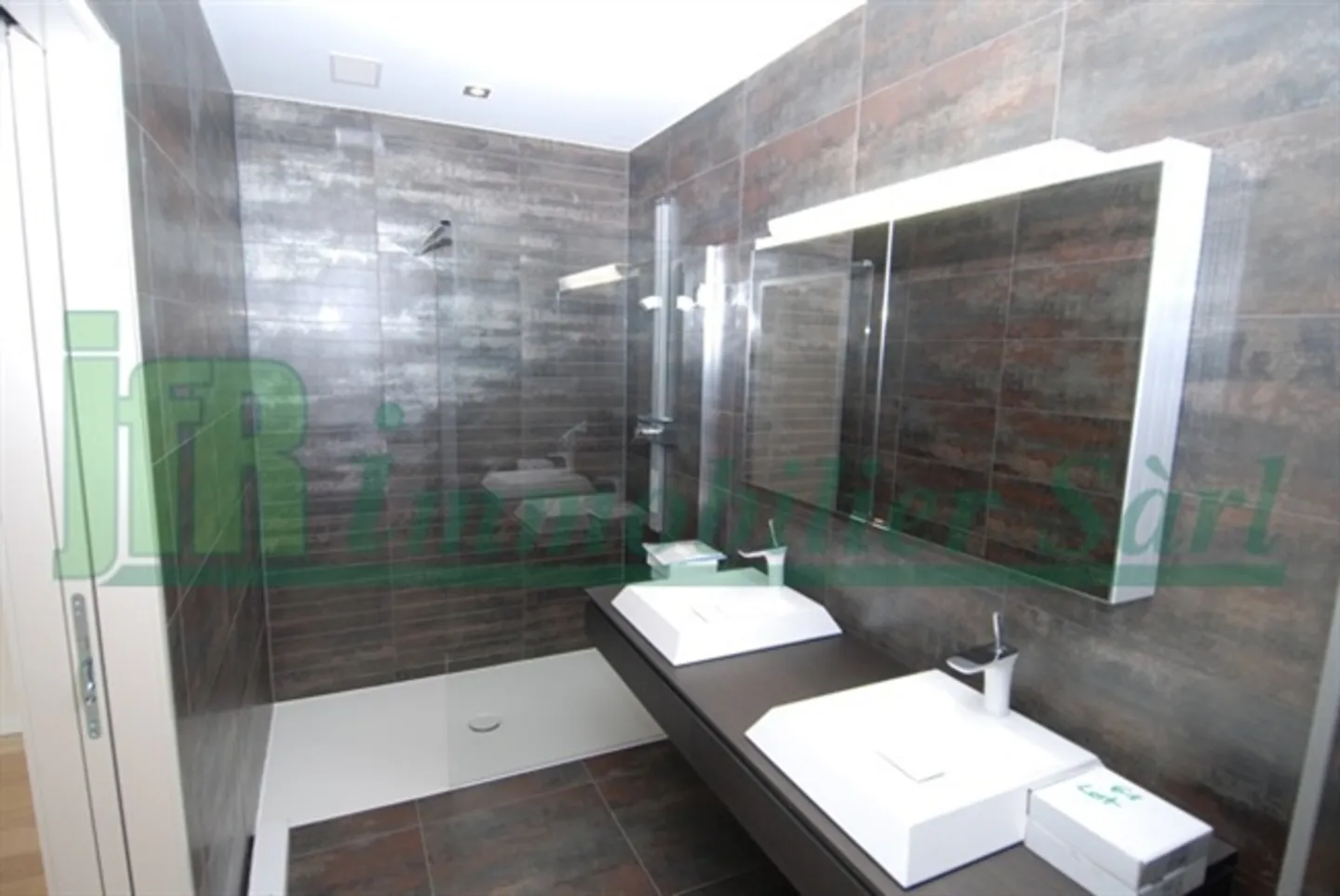 Magnificent and luxurious 2.5-room apartment in OUCHY, with a magnificent view - Photo 4 of 7