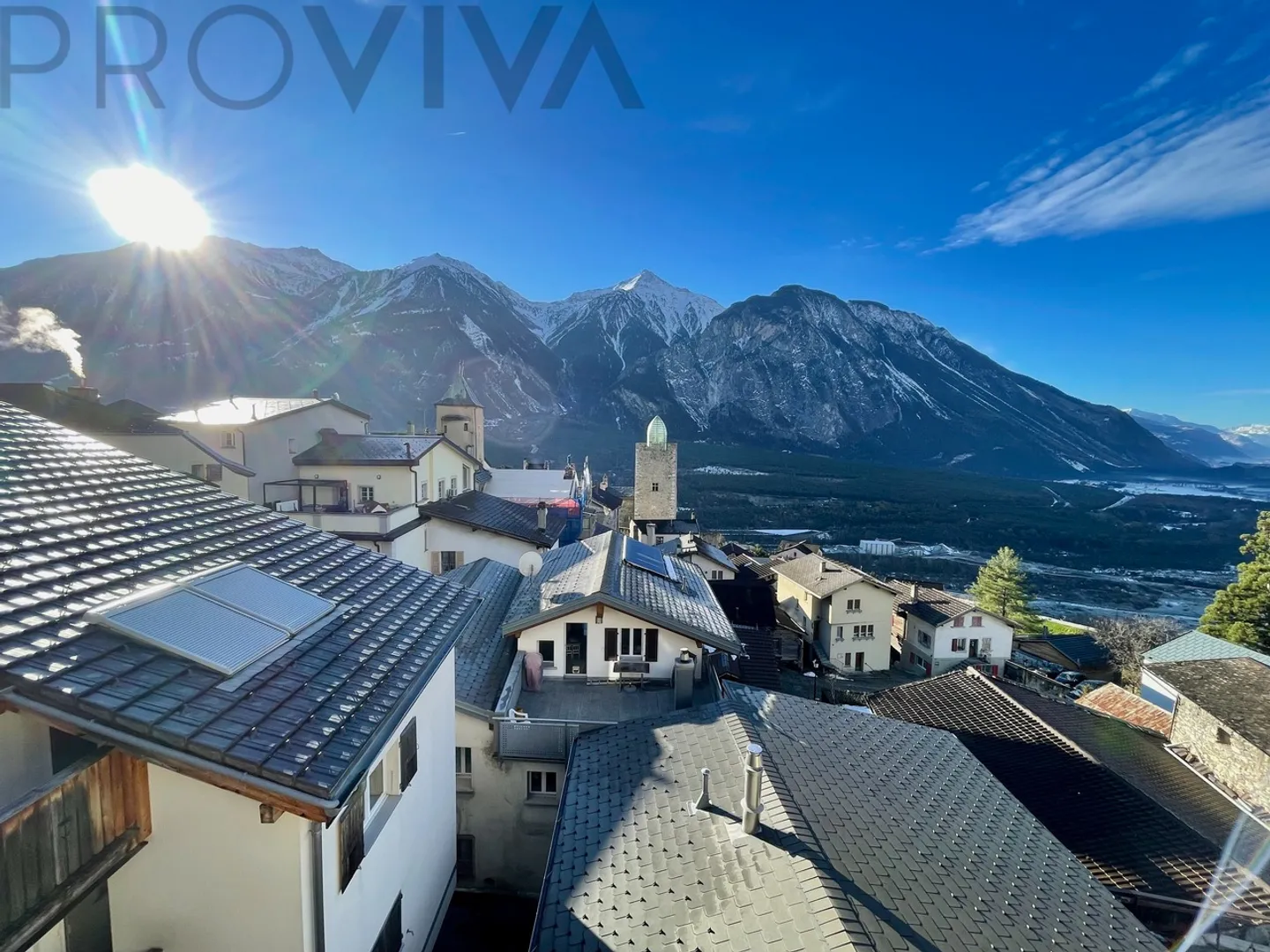 Wohnatmosphäre mit Charakter: Cheminée, hohe Decken und tolle Aussicht - Photo 2 sur 5