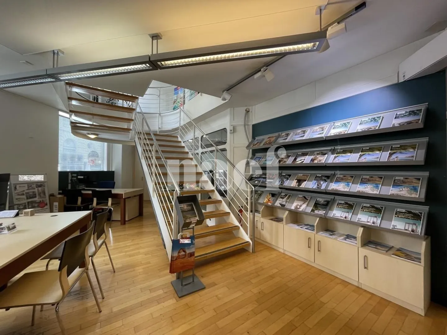 Versatile Local with Large Corner Showcase in Neuchâtel - Photo 3 of 9