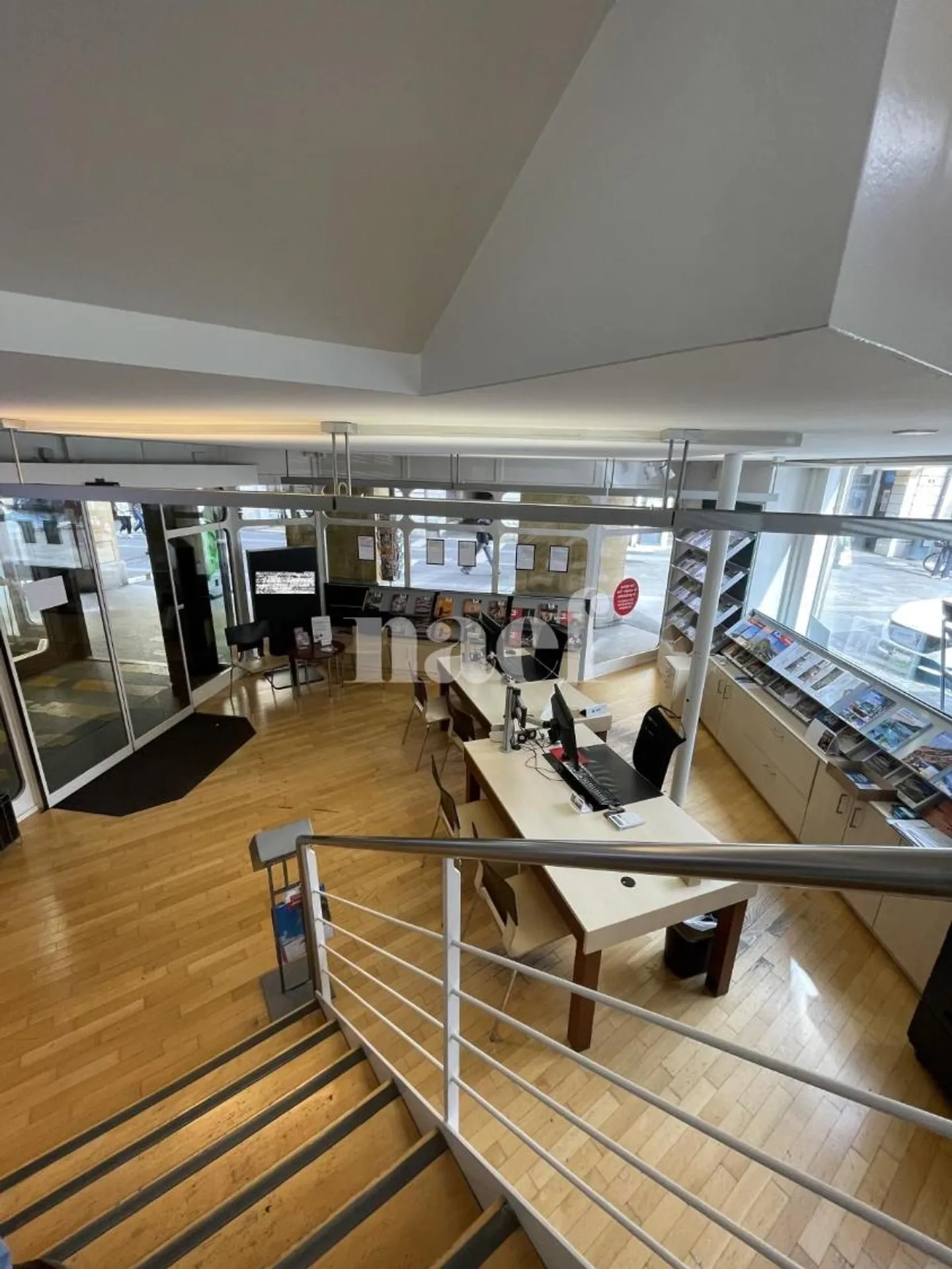Versatile Local with Large Corner Showcase in Neuchâtel - Photo 4 of 9