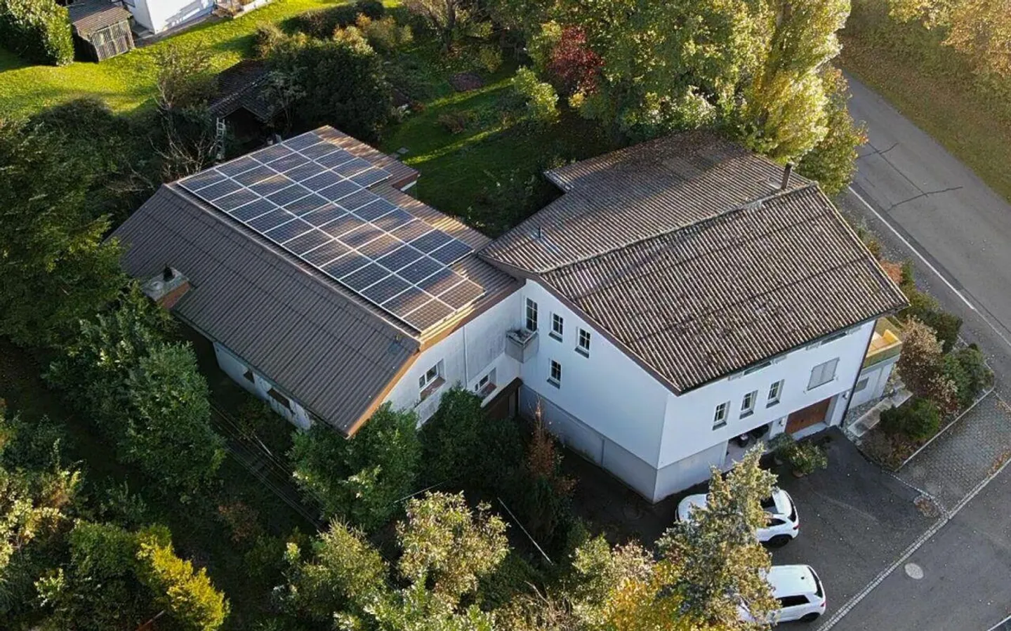 1- und 2-Familienhaus auf 1384 m2 Land am Fusse des Frickberg - Foto 1 von 11