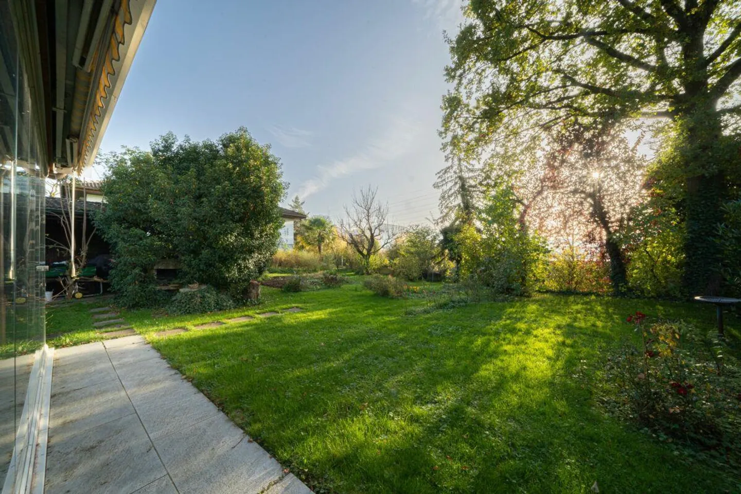 1- und 2-Familienhaus auf 1384 m2 Land am Fusse des Frickberg - Foto 2 von 11