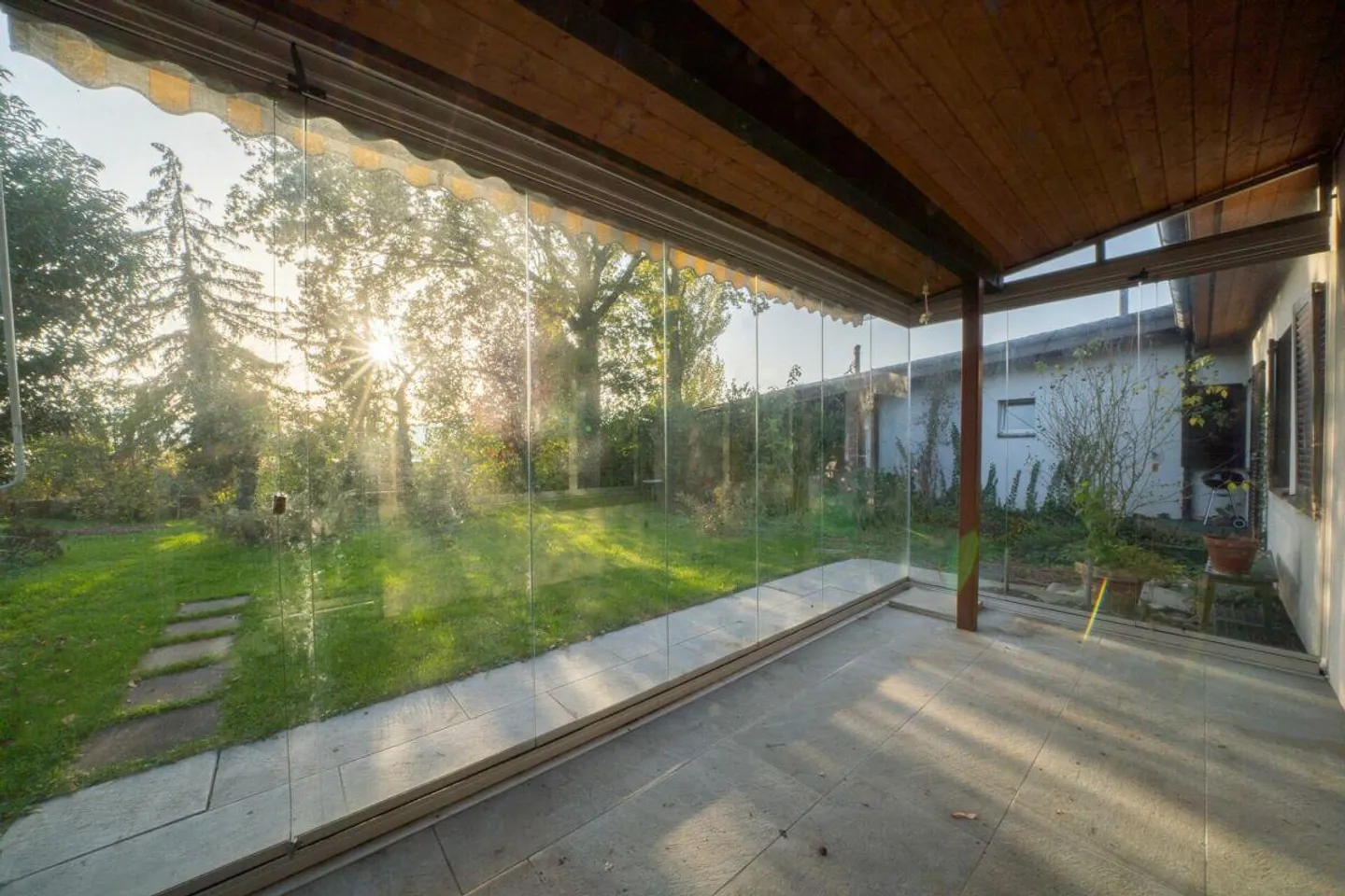 1- und 2-Familienhaus auf 1384 m2 Land am Fusse des Frickberg - Foto 4 von 11