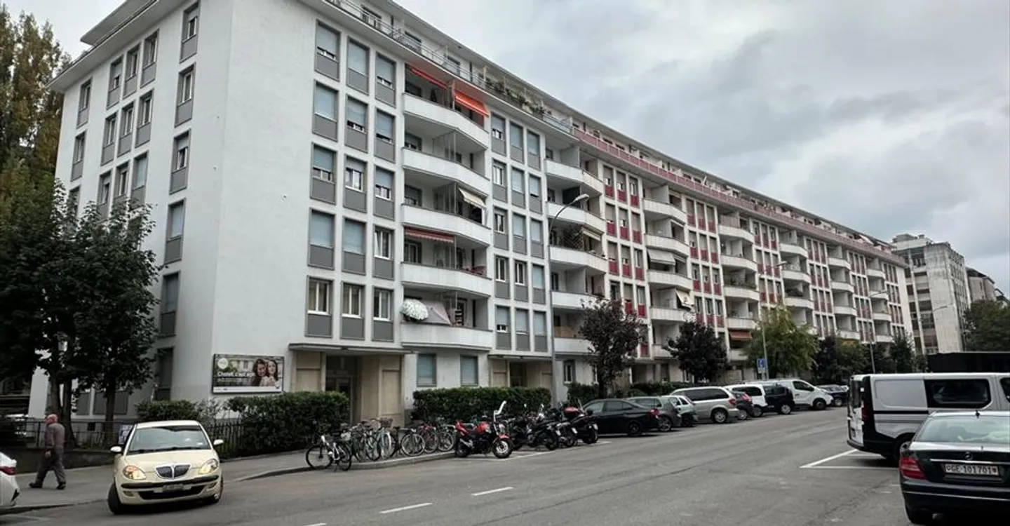 Mixed-use building for rent - Photo 1 of 9