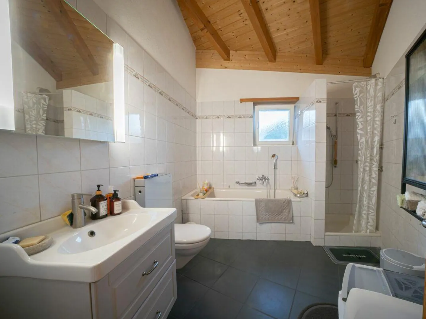 1- und 2-Familienhaus auf 1384 m2 Land am Fusse des Frickberg - Foto 10 von 11