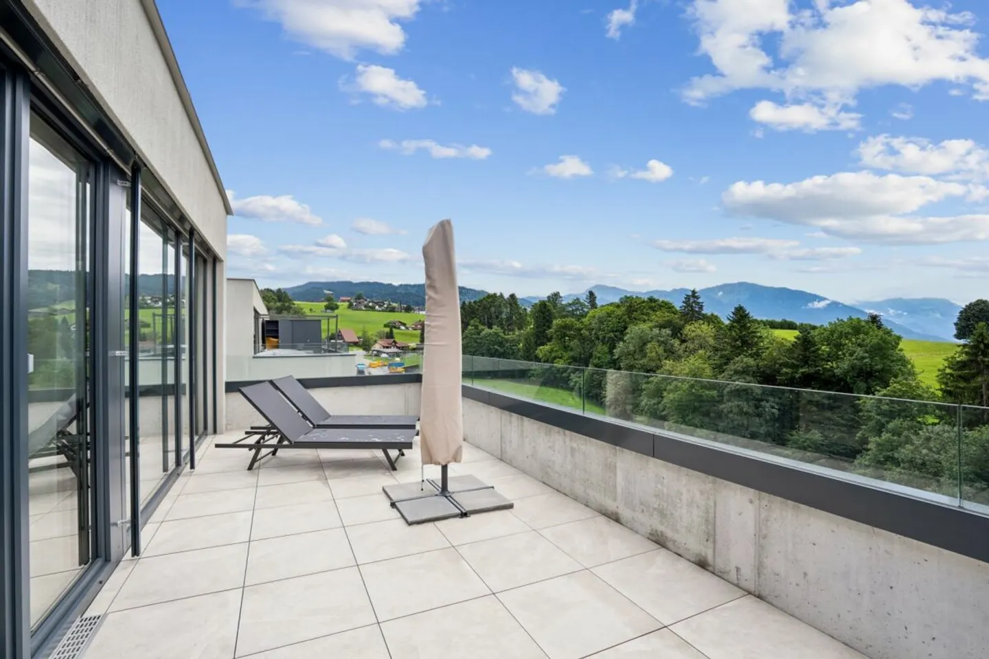 Attique de 3.5 pièces avec vue imprenable sur les montagnes et la campagne - Photo 2 sur 8