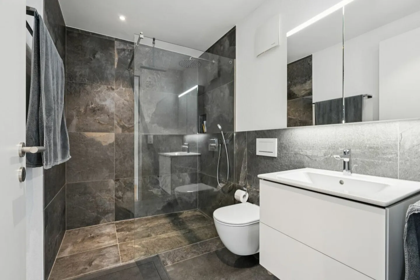 Attique de 3.5 pièces avec vue imprenable sur les montagnes et la campagne - Photo 6 sur 8