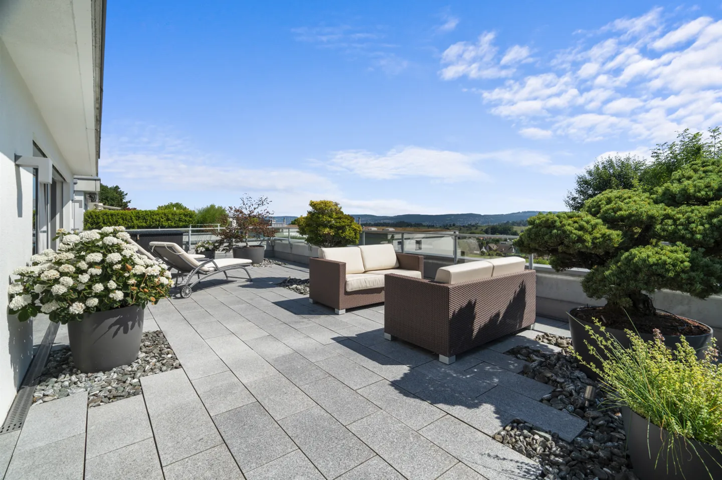 Appartamento elegante, grande e di alta qualità con 5.5 stanze in una posizione tranquilla - Foto 1 di 13