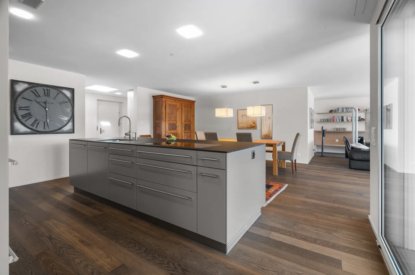 Appartamento elegante, grande e di alta qualità con 5.5 stanze in una posizione tranquilla - Foto 6 di 13