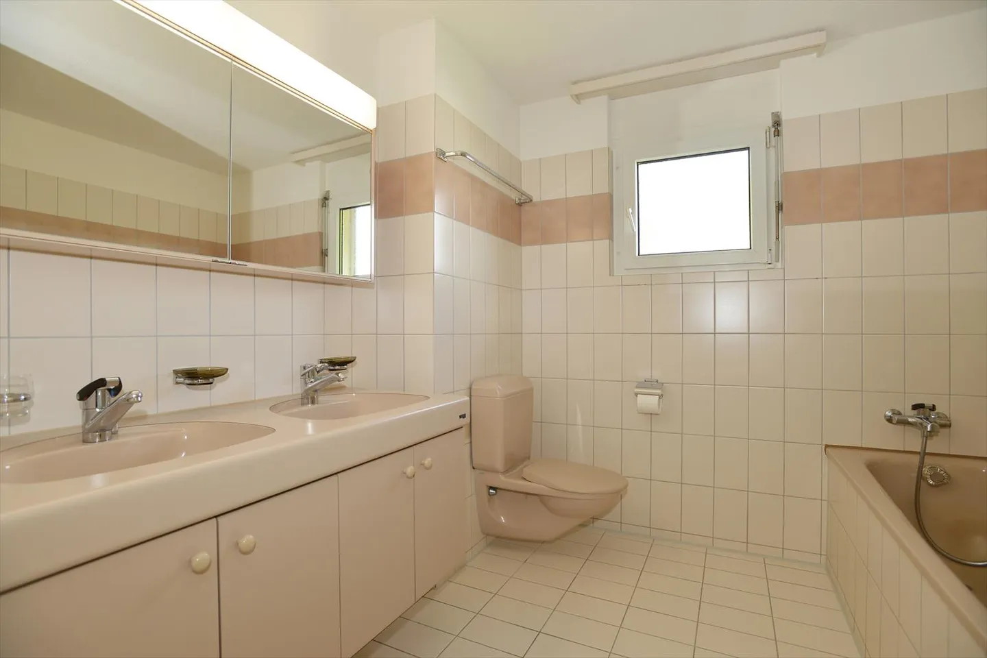 Spacious Apartment in Seen - Photo 5 of 8