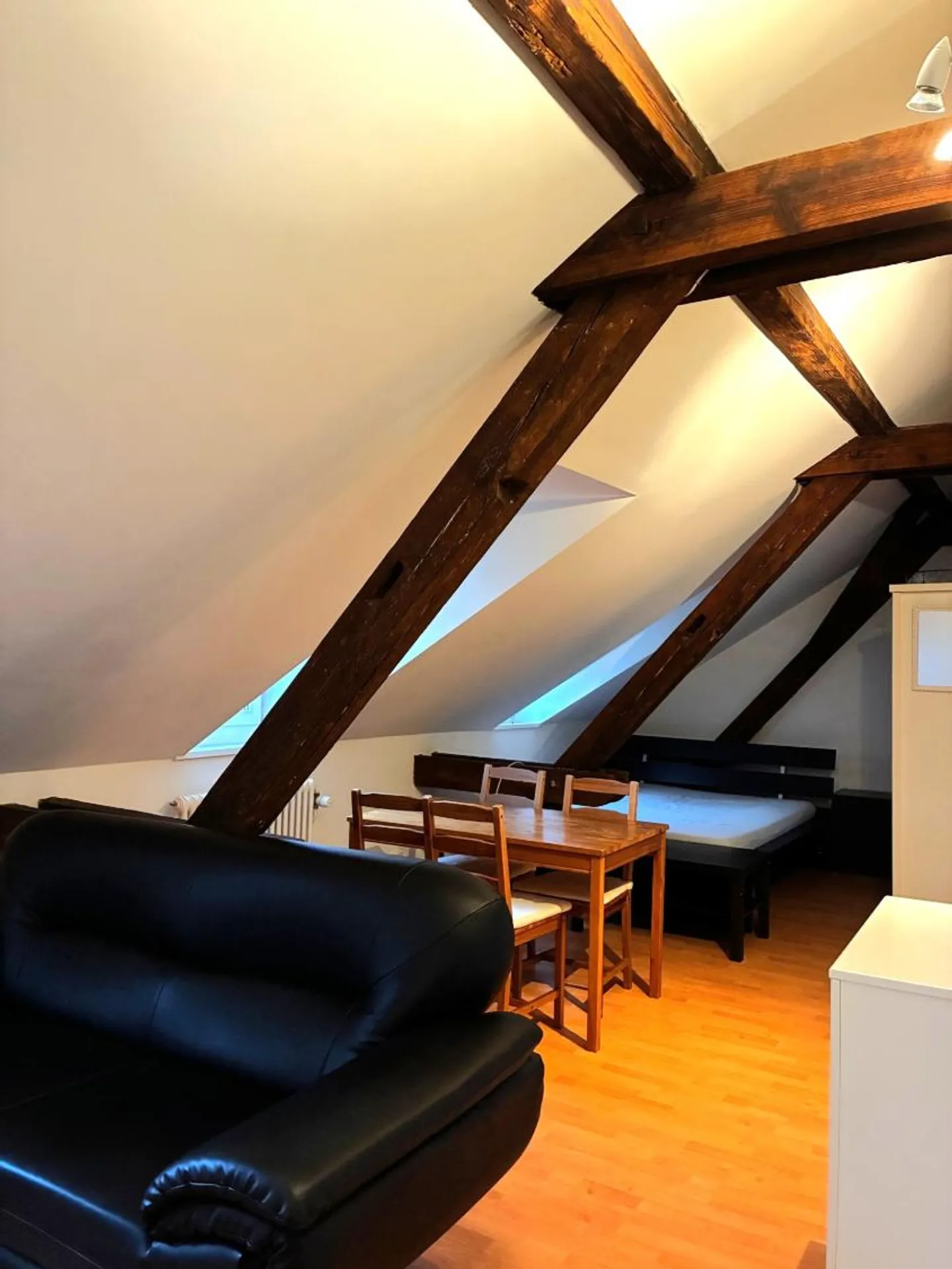 City Living at Kreuzplatz – furnished 1.5-room apartment - Photo 2 of 5